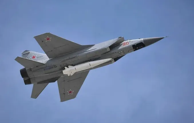 Les chasseurs russes MiG-31K ont décollé de l’aérodrome de Savasléka : une possible attaque hypersonique « Kinzhal »