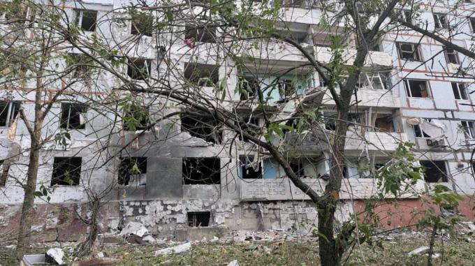 Bombardement russe à Stepnogirsk : le corps d’une femme retrouvé sous les décombres d’un immeuble résidentiel