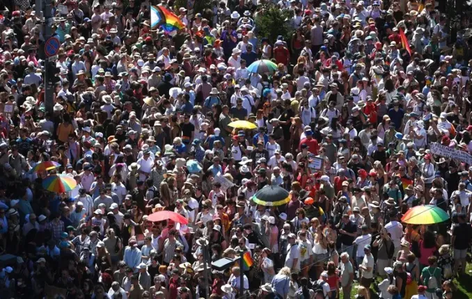 Orbán Accusa Bruxelles di Provocazioni Politiche Durante la Marcia del Pride a Budapest