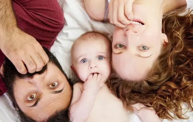 Les scientifiques découvrent de nouvelles frontières dans la recherche sur le cerveau des nourrissons : dès 8 mois, les bébés savent apprendre et s’adapter plus tôt qu’on ne le pensait