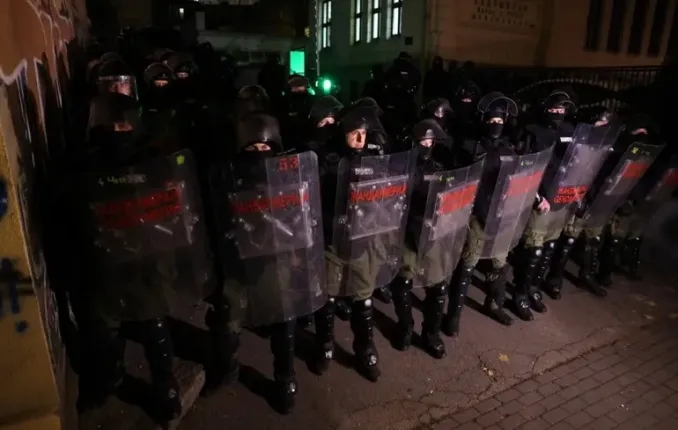 Manifestations en Serbie : Plus de 80 arrestations et tensions croissantes dans les rues de Belgrade