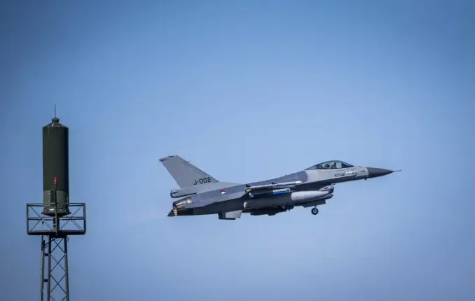 Décès du pilote de F-16 Maxim Ustymenko : l’Ukraine exige une enquête et le renforcement de la défense