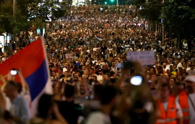 En Serbie, de nouveaux mouvements de protestation de masse ont éclaté, ce qui s’avère être les plus importants des derniers mois