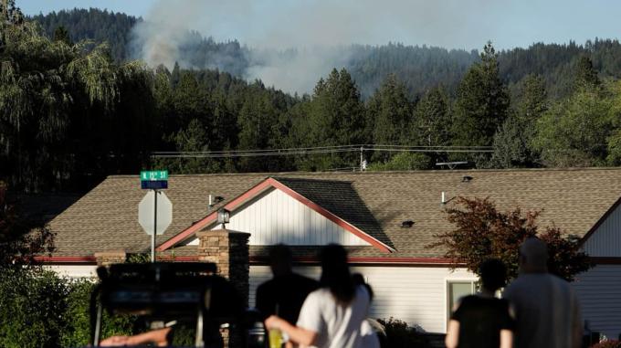 Sei colpi di fucile uccidono due vigili del fuoco durante un incendio boschivo negli USA