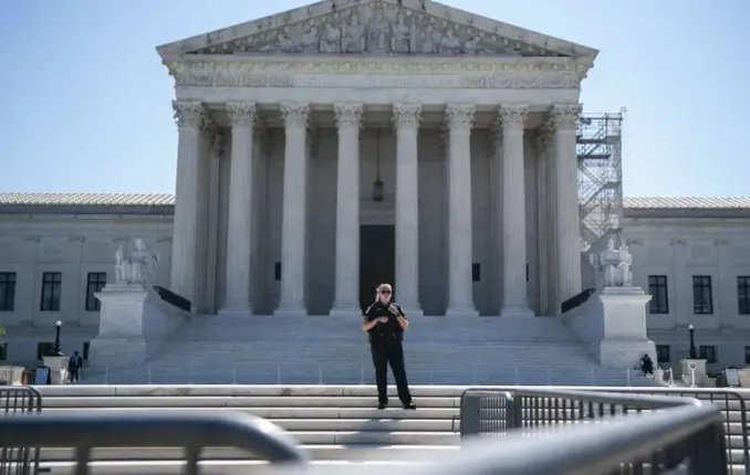 La Cour suprême autorise Trump à appliquer une restriction à la citoyenneté par le sol