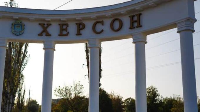 Les attaques russes à Kherson en soirée font trois blessés et plusieurs victimes