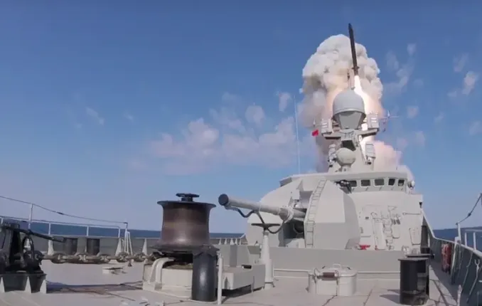 La Russie intensifie la pression de ses missiles sur l’Ukraine : attaques avec des « Kalibr » et menaces balistiques