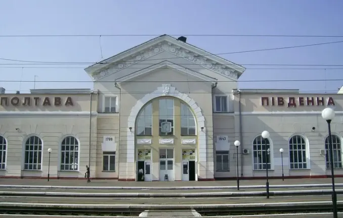 Grave attacco russo su Poltava: stazioni ferroviarie danneggiate e infrastrutture colpite