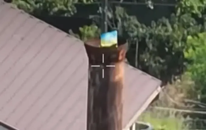 Les Marines hissent le drapeau ukrainien dans la région de Kherson temporairement occupée à l’occasion de la Fête de la Constitution