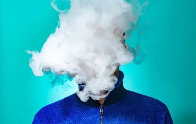 De nouvelles études révèlent des niveaux alarmants de métaux lourds dans les e-cigarettes populaires, suscitant l’inquiétude parmi les experts et la jeunesse