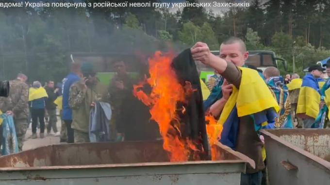 Ritorno dalla prigionia: un momento emozionante e un simbolo di speranza in un grande scambio
