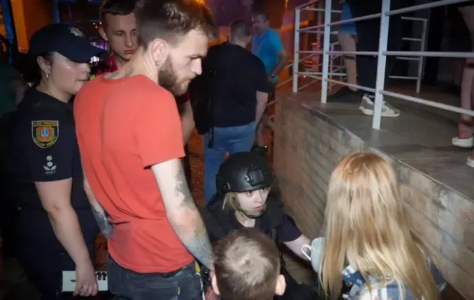 A Odessa, 14 persone sono rimaste ferite in un attacco notturno di droni, molte delle quali versano in gravi condizioni