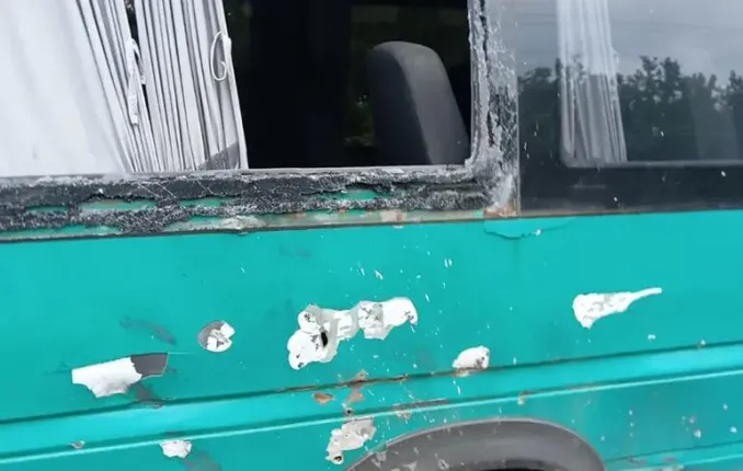 Un drone russo ha distrutto un autobus umanitario nella regione di Dnipropetrovs’ka