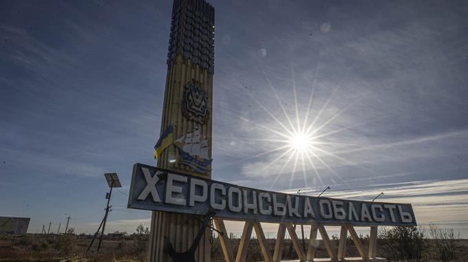 Les attaques d’artillerie russes dans la région de Kherson : conséquences et victimes