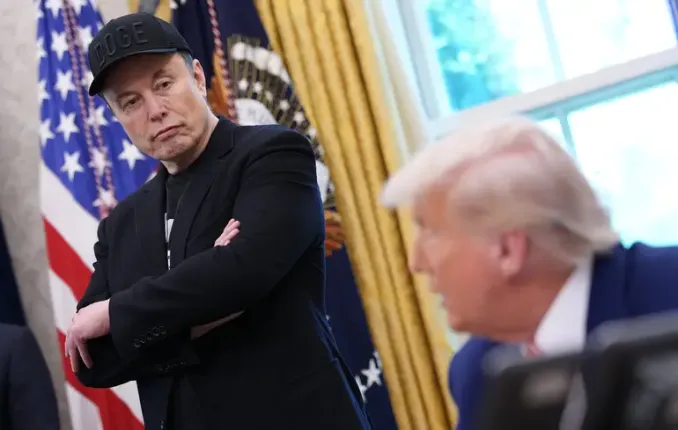Encore sur le fil : Trump et Musk dans un nouveau affrontement politique et technologique et ses implications pour l’Ukraine