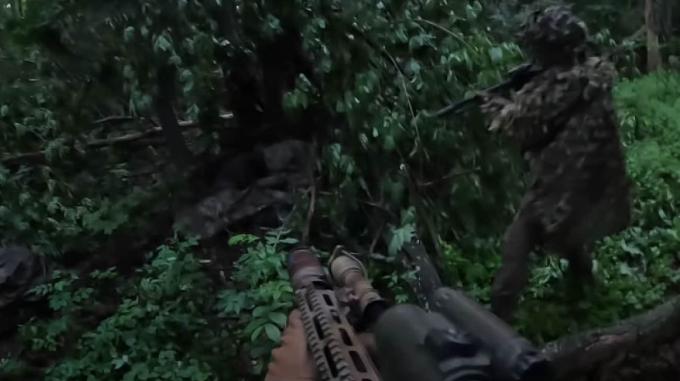 Les forces spéciales ukrainiennes mènent un raid réussi près de la frontière, éliminant plusieurs soldats russes