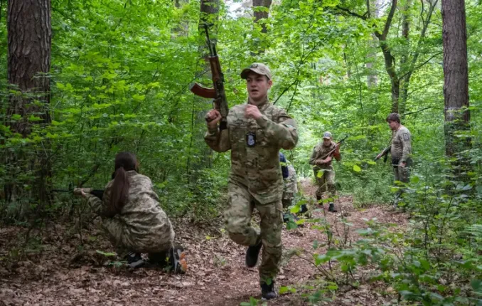 Formation militaire obligatoire pour les étudiants : défis et perspectives de l’Ukraine dans le contexte actuel