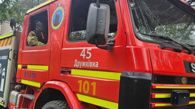 Gli invasori russi colpiscono i vigili del fuoco nel Donbass usando un drone durante operazioni di salvataggio