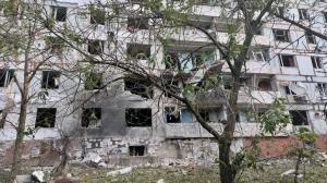 Bombardement russe à Stepnogirsk : le corps d’une femme retrouvé sous les décombres d’un immeuble résidentiel