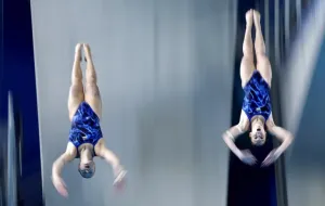 Une perchiste ukrainienne refuse une photo commune avec des sportives russes lors des Championnats d’Europe juniors en signe de protestation