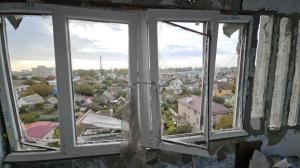 Droni e missili russi colpiscono di nuovo la regione di Kiev: un ferito e danni agli edifici