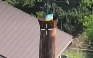 Les Marines hissent le drapeau ukrainien dans la région de Kherson temporairement occupée à l’occasion de la Fête de la Constitution