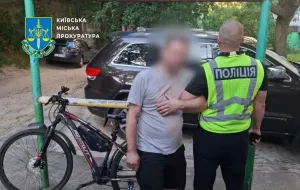 La police de Kyiv arrête le tireur qui a tiré sur la voiture d’une bénévole avec un enfant à bord : nouveaux détails et perspective juridique