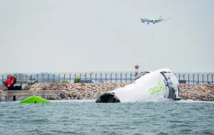 Incidente aereo a Hong Kong: collisione sulla pista e conseguenze tragiche