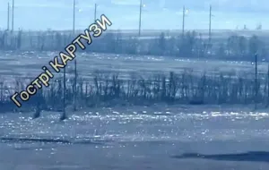 Scenario apocalittico intorno a Pokrovsk: campi ricoperti di cavi in fibra ottica da droni FPV