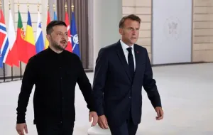 Macron invita a coinvolgere l’Ucraina nelle possibili negoziazioni tra Trump e Putin