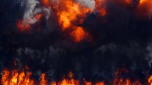 Tensión nocturna en Crimea anexada: gran incendio en una refinería y explosiones en Simferopol