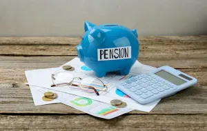 Casi la mitad de los pensionistas ucranianos reciben menos de 5,000 hryvnias mensuales, según datos del Fondo de Pensiones de Ucrania