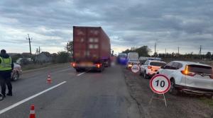 Accidente trágico en la región de Odessa: un camión atropella a dos militares en un puesto de control, ambos mueren