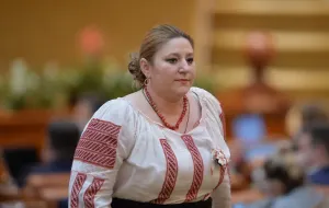 Eletta del Parlamento europeo da Mosca minaccia Zelensky: «Mi romperò le gambe» per la visita in Romania