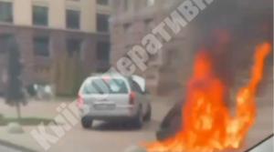 Hommes inconnu met le feu à des pneus près de l’hôtel de ville de Kyiv : ce que l’on sait jusqu’à présent