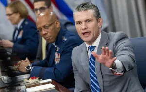 Екстрена посадка літака міністра оборони США у Великій Британії через тріщину на склі