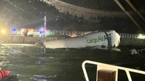 Incidente all’aeroporto di Hong Kong: un aereo cargo Boeing 747 scivola in mare, due morti