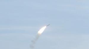 A Kiev, i frammenti di un attacco missilistico sono caduti nel cortile di un edificio residenziale, danneggiando automobili