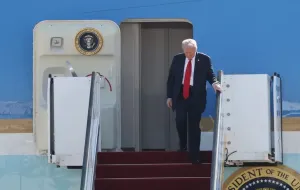 Scoperto nascondiglio da cecchino vicino all’aeroporto di Palm Beach: una nuova sfida per la sicurezza del Presidente USA