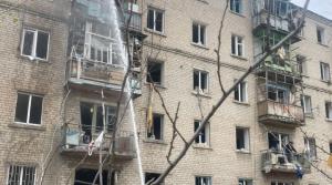 Bombardeo ruso en Druzhkivka: tres heridos y incendios de gran escala